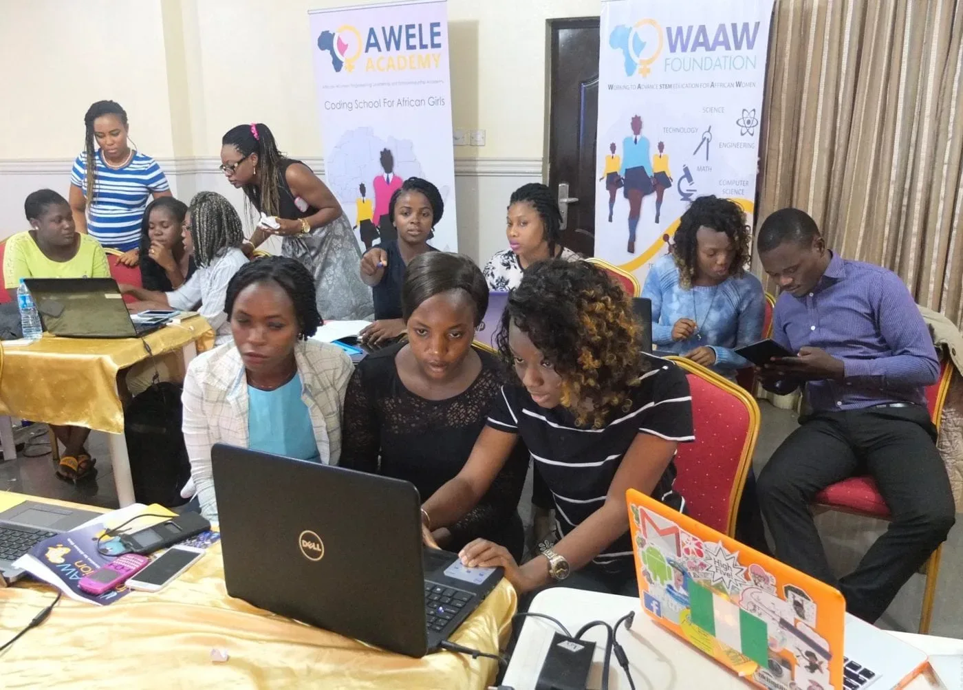 Des femmes en atelier pratique sur ordinateur