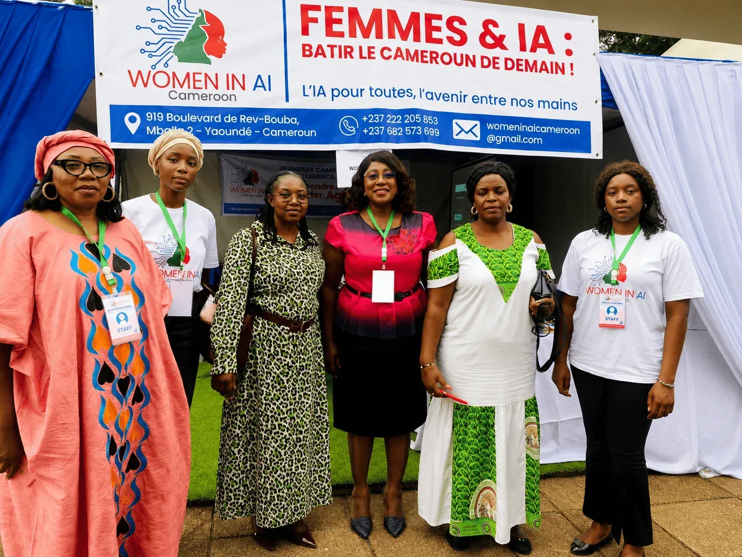 Les membres de WAI-CAM devant la banderole « Femmes & IA : bâtir le Cameroun de demain »